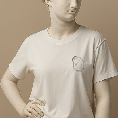 Minimalist t-shirt with the Swedish word “Resfeber” in white cotton on the statue