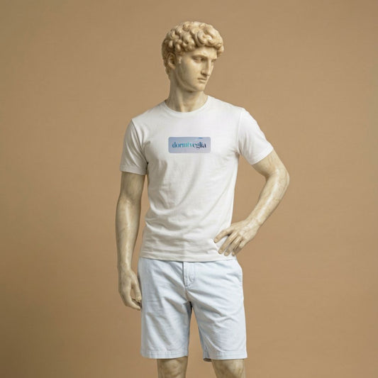Statue wearing white T-shirt with the word dormiveglia, symbolizing the state between sleep and wakefulness with a calm design